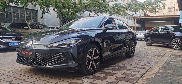 新款凌渡2022款图片新款？2022款凌渡L 280TSI DSG炫辣版